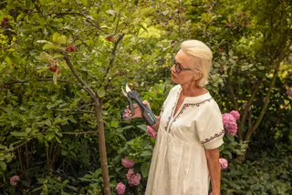 a person using the new GARDENA AssistCut